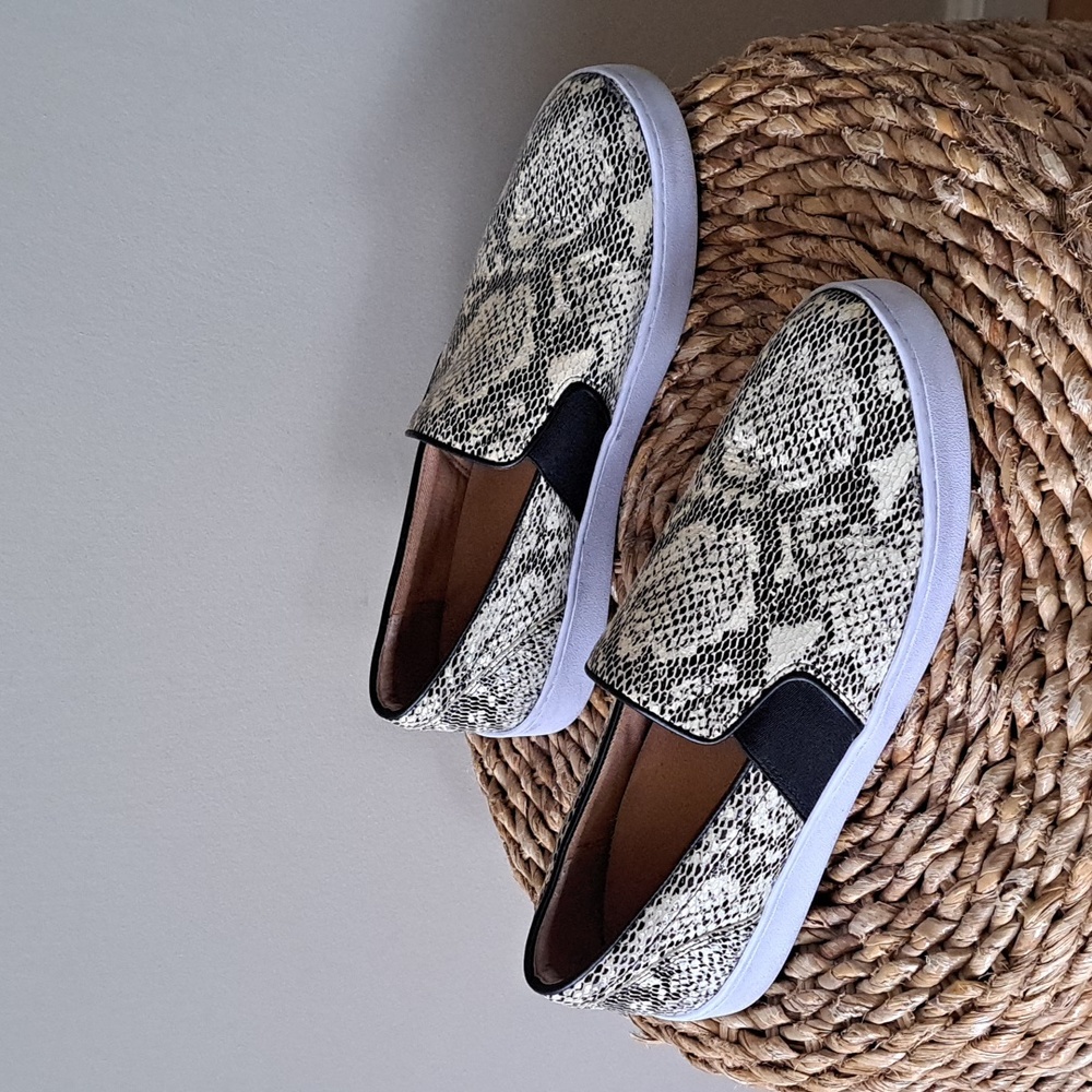 Vionic Womens Demetra Cream/Black Snakeskin Embossed Leather Loafer Sneakers S10